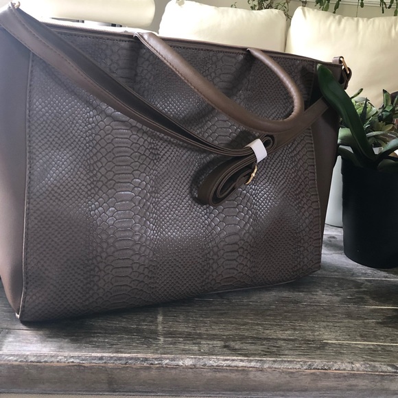 New with tags! Snakeskin print tote bag - Picture 3 of 6